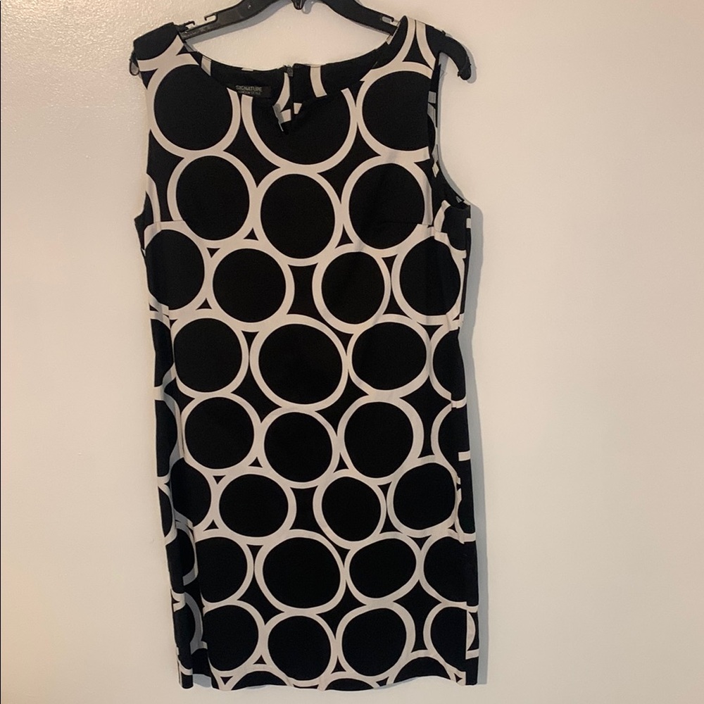 Black and White Sleeveless Circle Pattern Dress